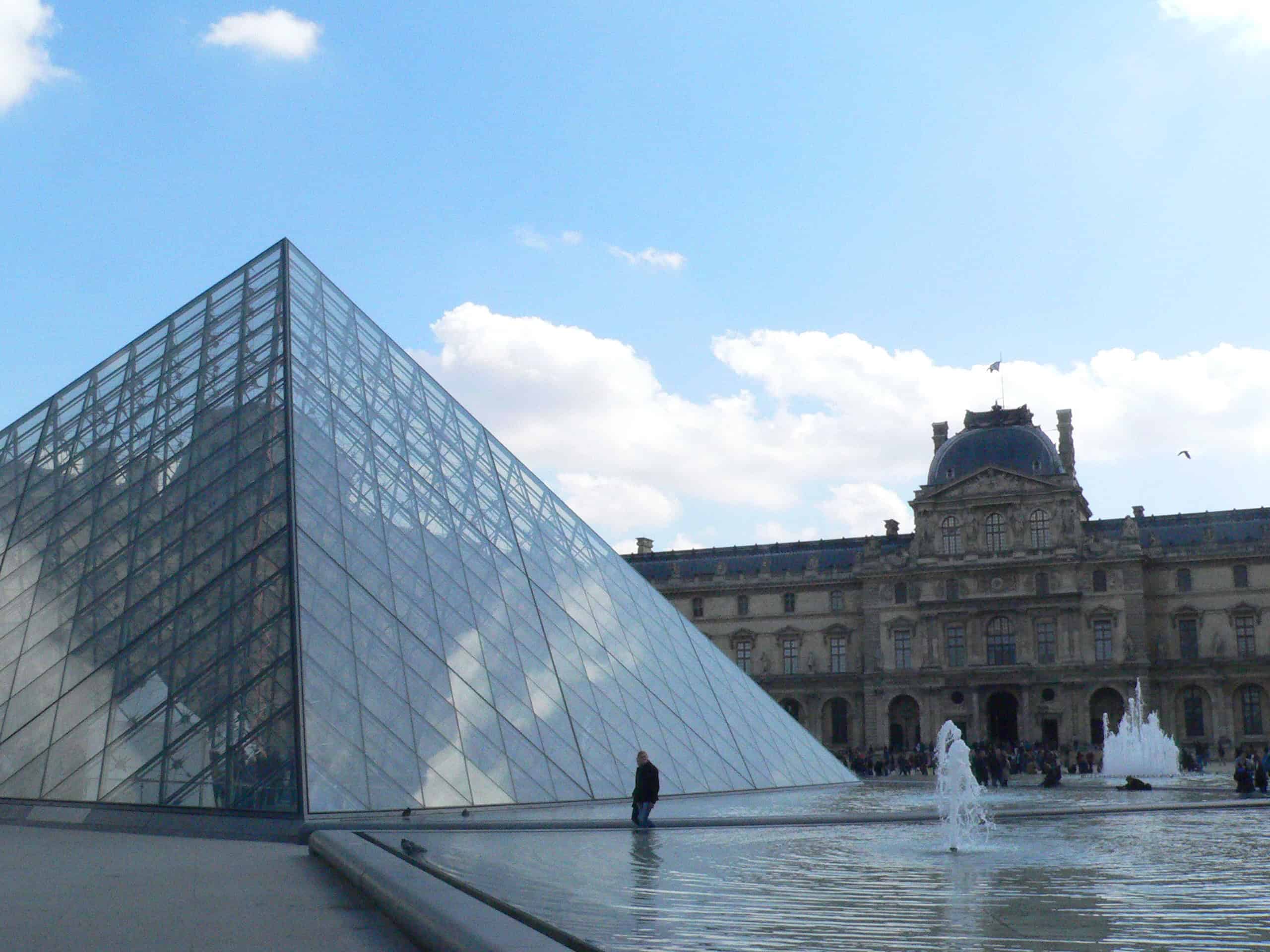 Lourve glass pyramid and water feature